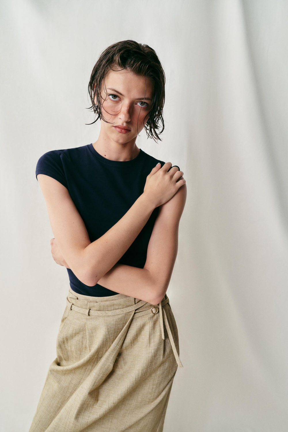 ПРИТАЛЕННАЯ ФУТБОЛКА С КОРОТКИМИ РУКАВАМИ — ZARA