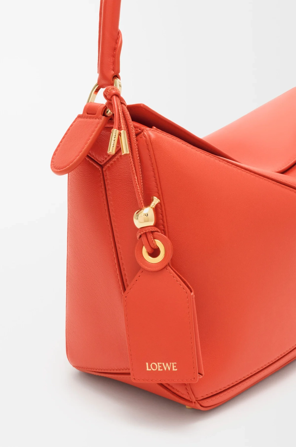 Loewe Сумка-мешок среднего размера Puzzle Featherlight из кожи ягненка наппа, красноватый