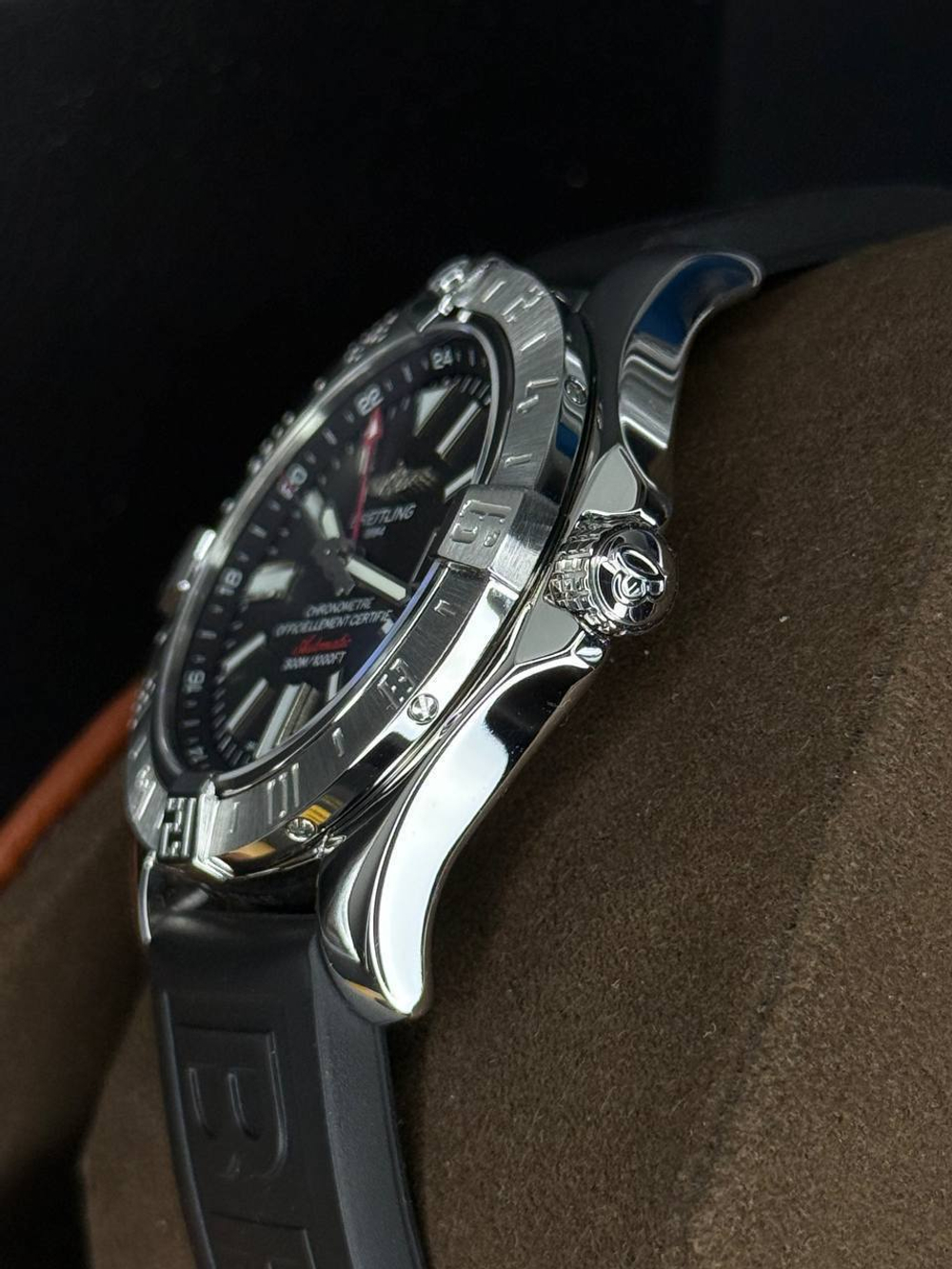 Часы Breitling Avenger II GMT V1731010