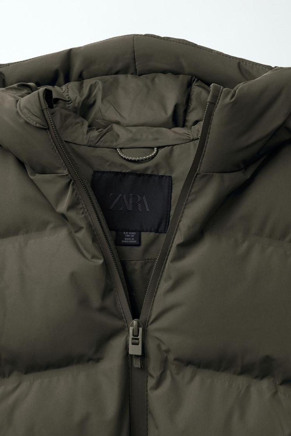 ZARA СТЕГАНЫЙ ПУХОВИК С НАШИВКОЙ WATER REPELLENT, СЕРОВАТО-КОРИЧНЕВЫЙ