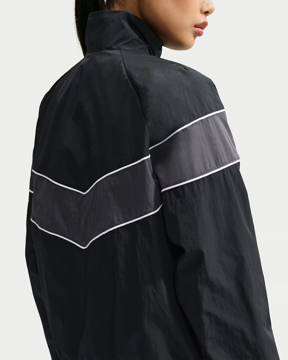 Paris Saint-Germain Windrunner Женская футбольная куртка Nike из ткани с УФ-защитой - NIKE