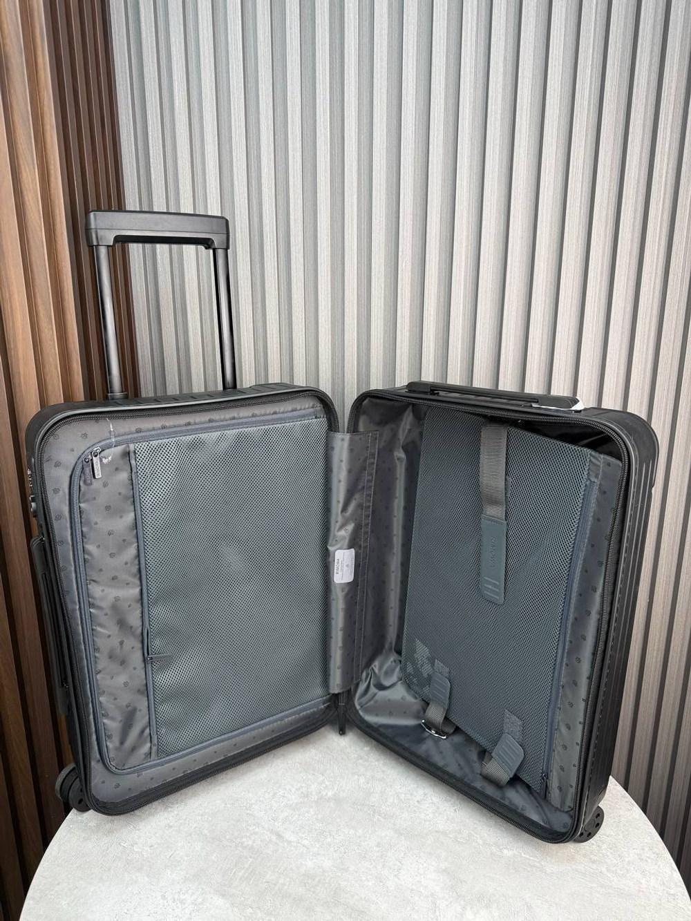 Дорожный чемодан Rimowa Essential Sleeve Cabin с карманом для ноутбука