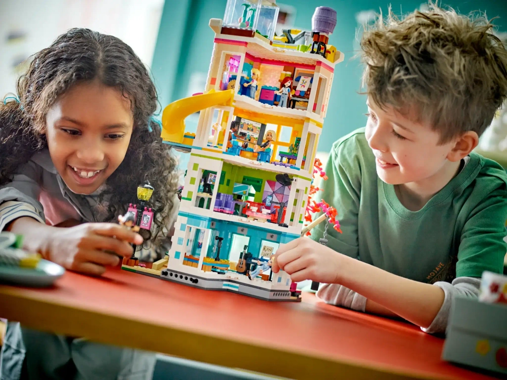 Конструктор LEGO Friends 41748 Общественный центр Хартлейк-Сити