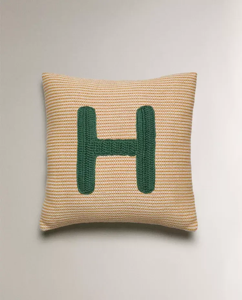 ZARA HOME ДЕТСКАЯ ПОДУШКА С ВЫШИВКОЙ В ВИДЕ БУКВЫ "H", ЖЕЛТЫЙ