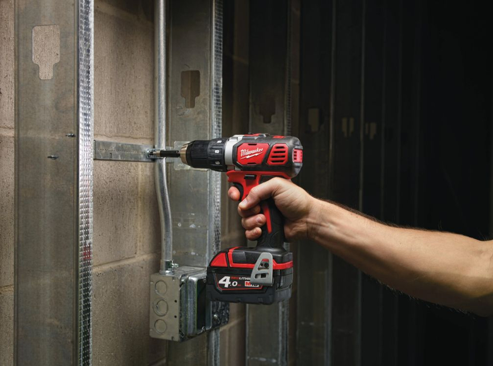 Аккумуляторная дрель-шуруповерт Milwaukee M18 BDD-202С Li-Ion2Ач 4933443555