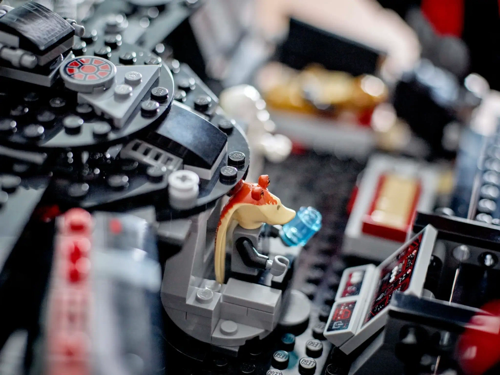 Конструктор LEGO Star Wars 75389 Темный сокол