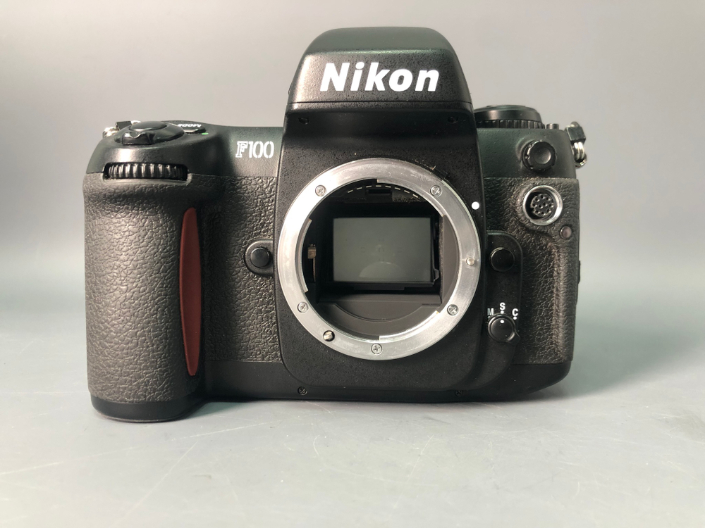 Nikon F100, сломан фиксатор задней крышки.