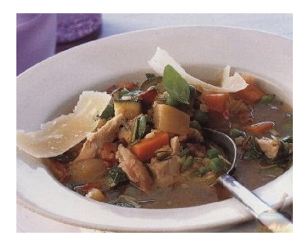 Минестроне с беконом, курицей и кабачками