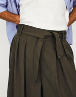 Мужские брюки barrel fit с ремнём и вытачками - BERSHKA
