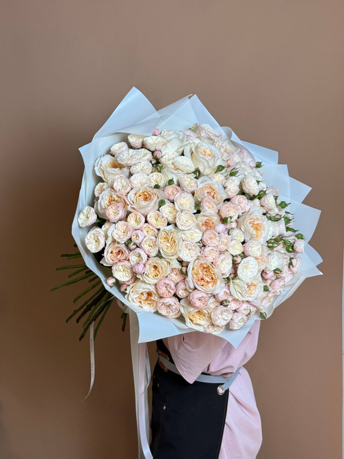 Пышный букет роз кустовые и одноголовые