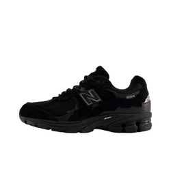 alt="New Balance 2002R GORE-TEX Protection Pack U2002DXB Black черные кроссовки вид сбоку на белом фоне"