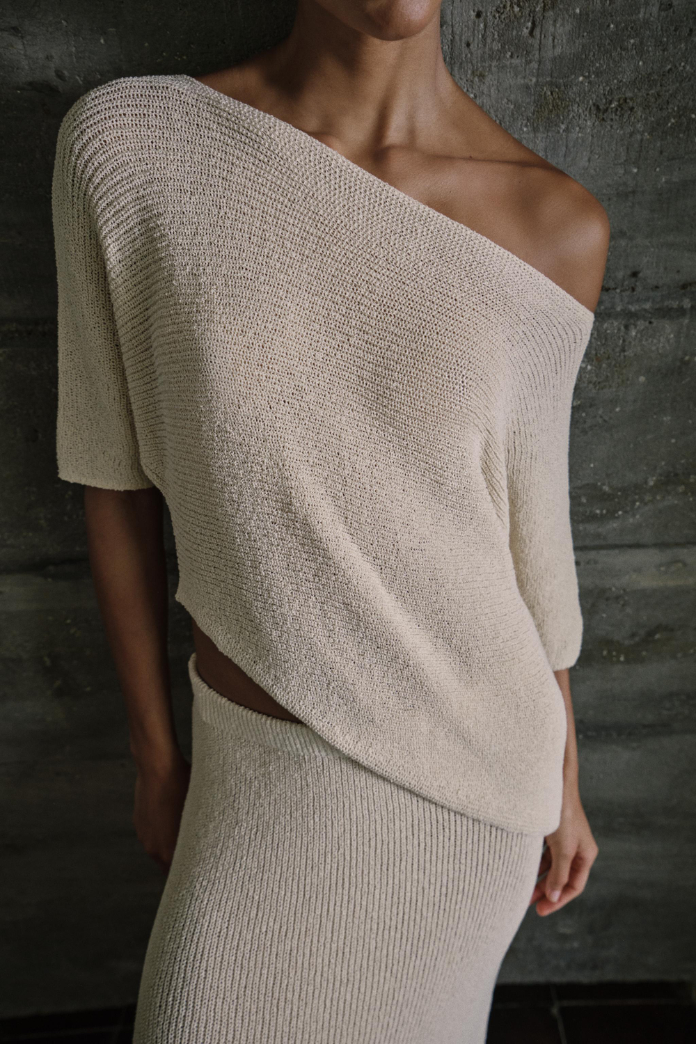 ТРИКОТАЖНЫЙ ТОП АСИММЕТРИЧНОГО КРОЯ — ZARA