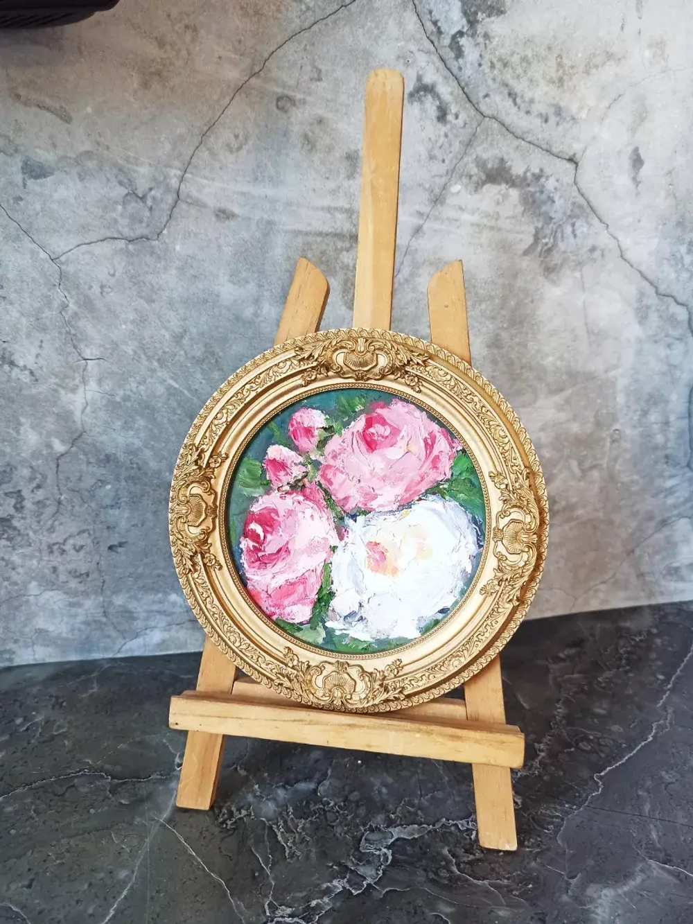 Картина в круглой рамке