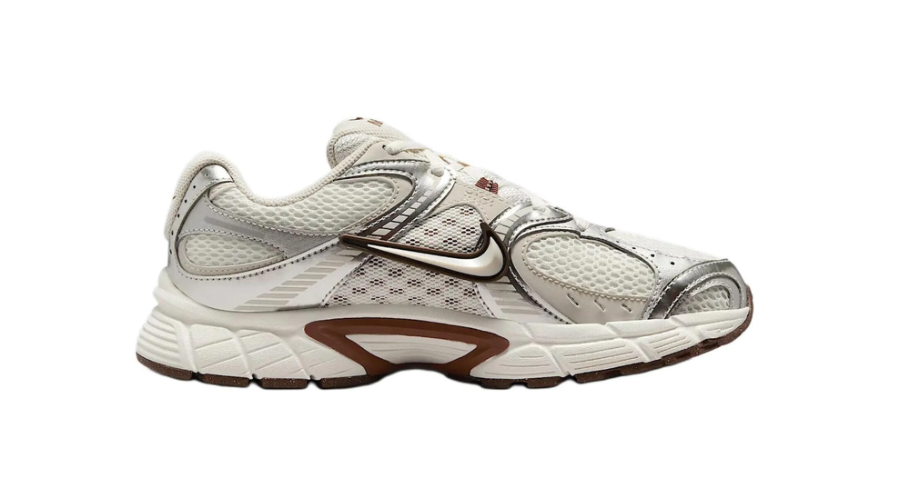 alt="Кроссовки Nike V5 RNR арт. HQ7901-102 бежево-коричневая расцветка вид спереди"