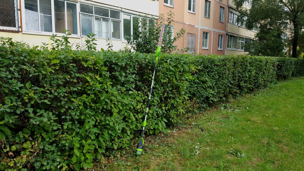 Аккумуляторный штанговый кусторез Greenworks G40PHAK4, 2300407UB ,40v, 51см, c АКБ 4 А·ч и ЗУ