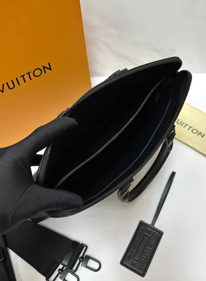 Портфель Louis Vuitton Takeoff из коллекции Aerogram, черная