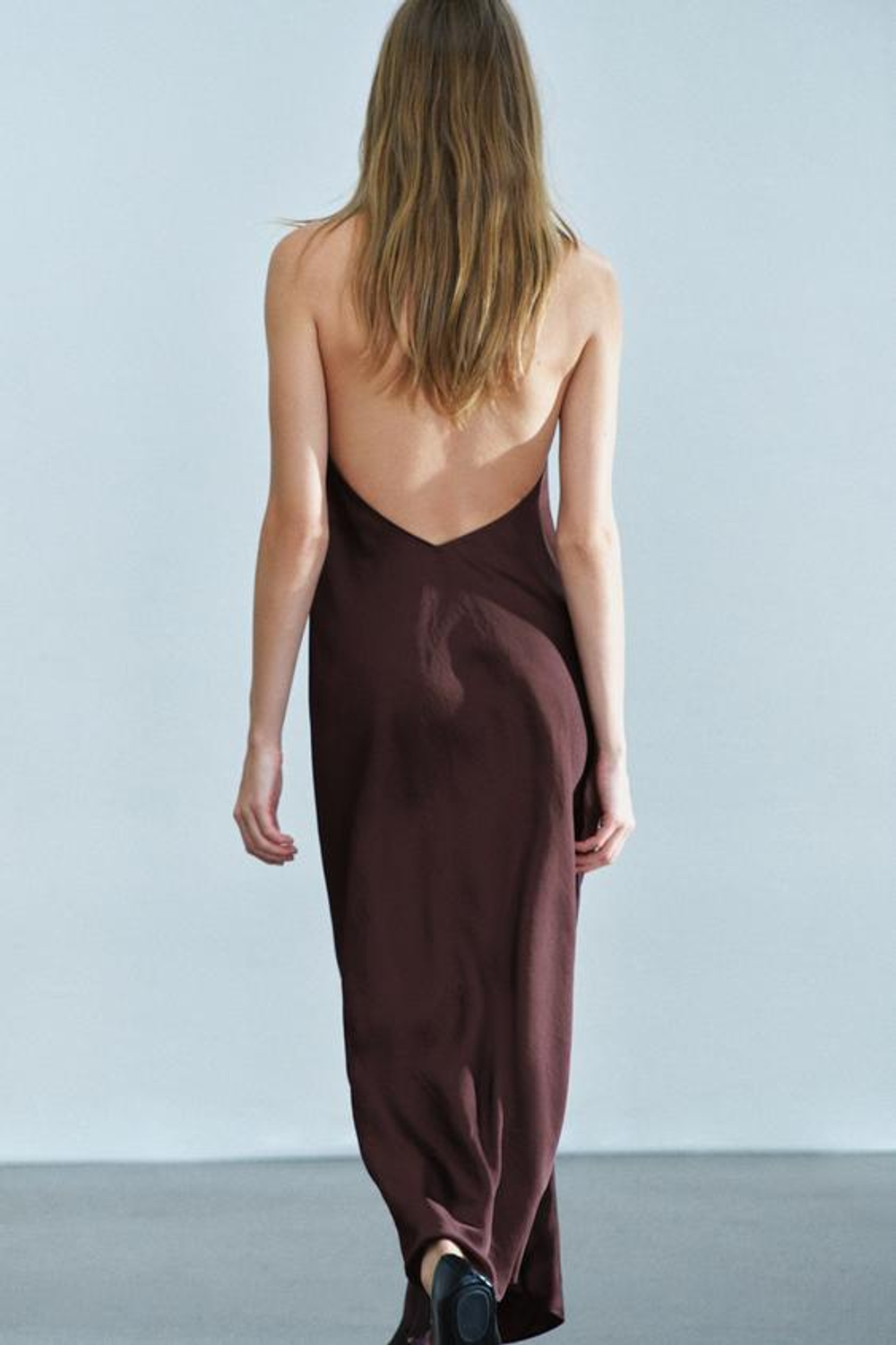 ZARA АТЛАСНОЕ ПЛАТЬЕ МИДИ С ГОРЛОВИНОЙ ХАЛТЕР — ZW COLLECTION, БАКЛАЖАННЫЙ
