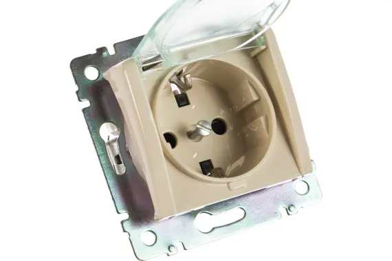 Розетка Legrand Valena с заземлением с крышкой и шторкой IP44 слоновая кость 25713