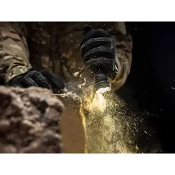 Тактический фонарь Armytek Predator Pro Max Extended Set - включенный прибор в тактической перчатке