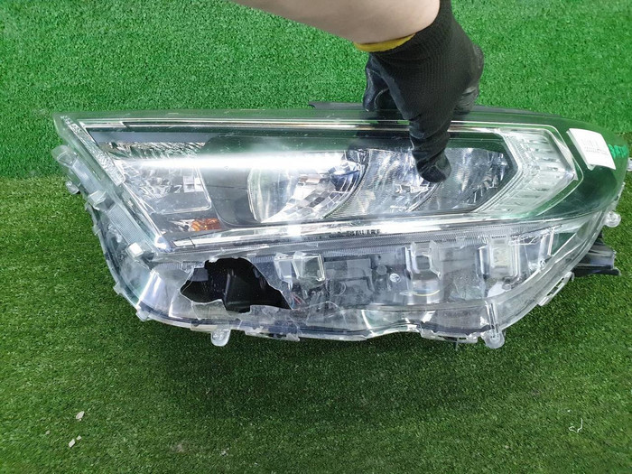 Битая Фара левая Toyota RAV4 5 XA50 (2018-н.в,) LED