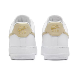 alt="Золотая строчка на заднике Nike Air Force 1 CZ0270-105 White Rattan"