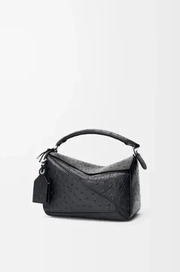 Loewe Маленькая сумка Puzzle Featherlight из страусиной кожи, черный