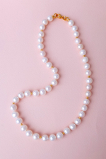 бусы из белого жемчуга, фурнитура с премиальным золочением
