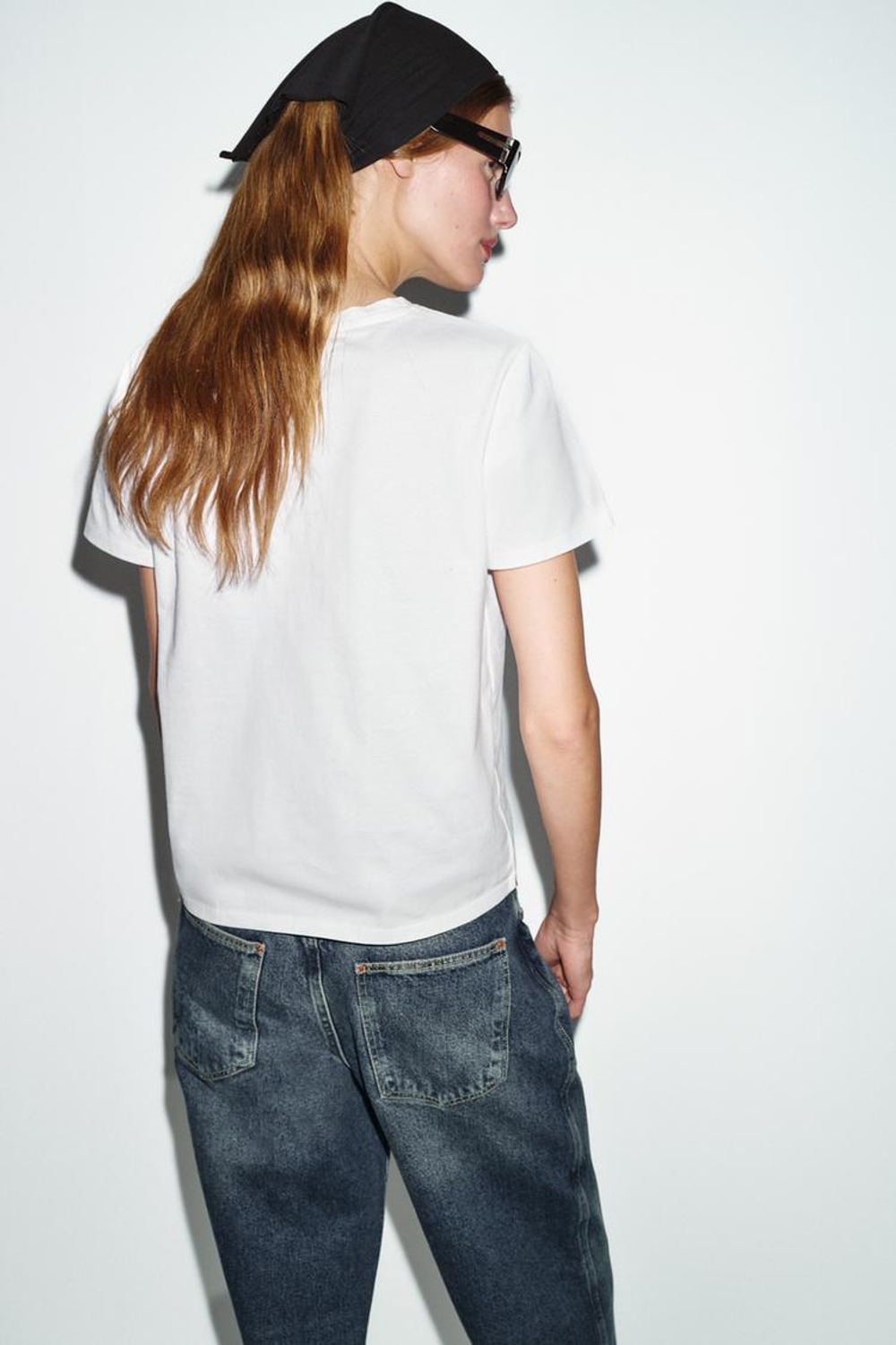 ZARA ХЛОПКОВАЯ ФУТБОЛКА В СТИЛЕ РУСТИК, БЕЛЫЙ