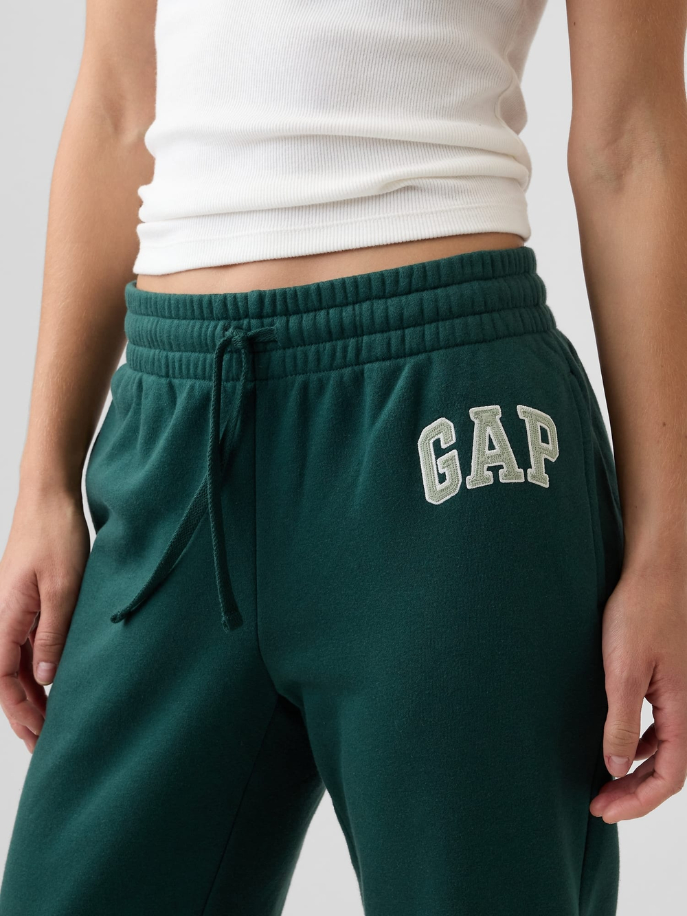 Флисовые спортивные брюки с логотипом Gap Bootcut - GAP