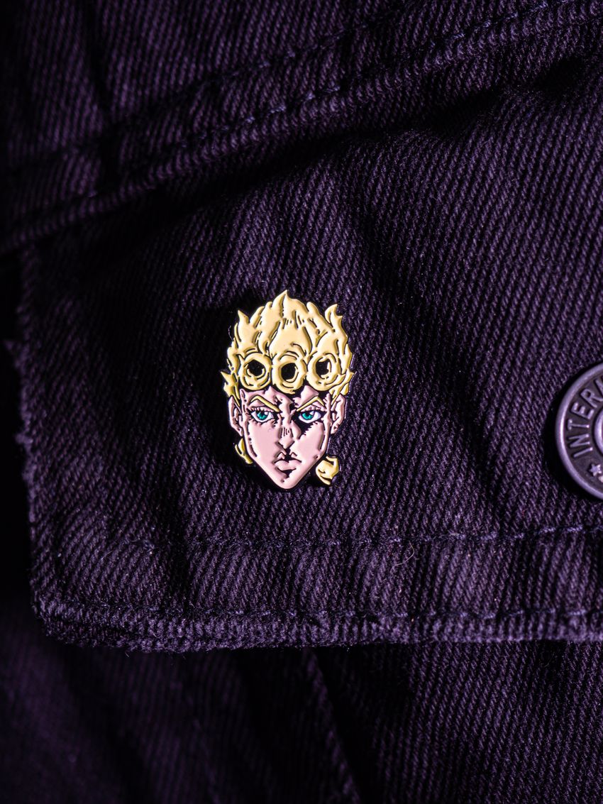 Металлический пин "JoJo Golden Wind Giorno"