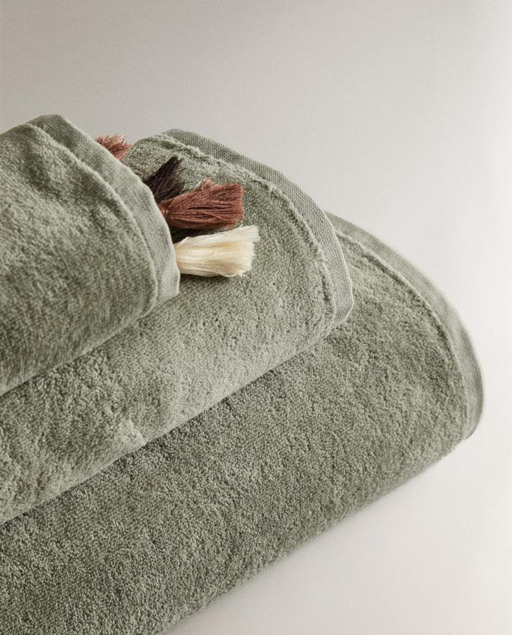 ZARA HOME БАННОЕ ПОЛОТЕНЦЕ ИЗ ВЕЛЮРА С КИСТОЧКАМИ, ЗЕЛЕНЫЙ