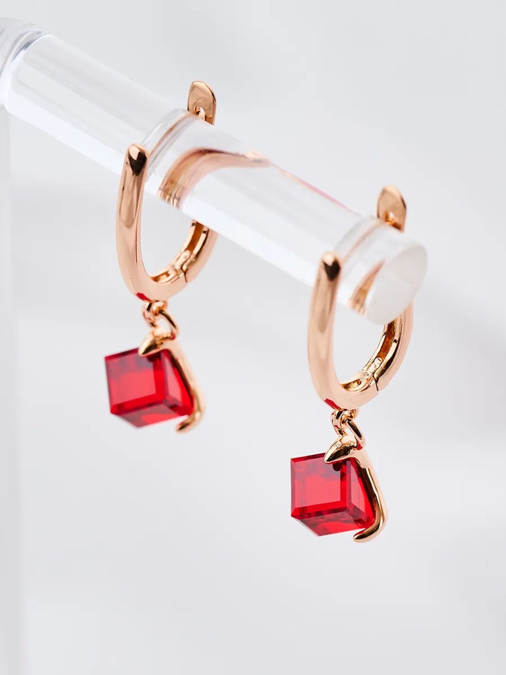 Серьги-подвески Миражи с красным кубиком Swarovski
