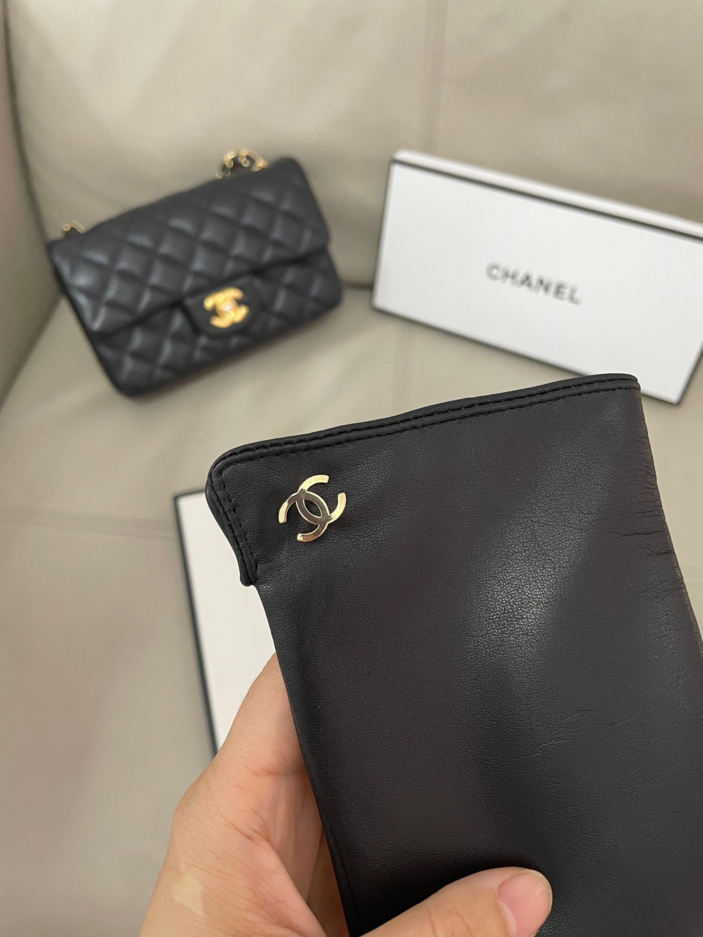 Женские перчатки Chanel — чёрные с золотистой монограммой — фото 4