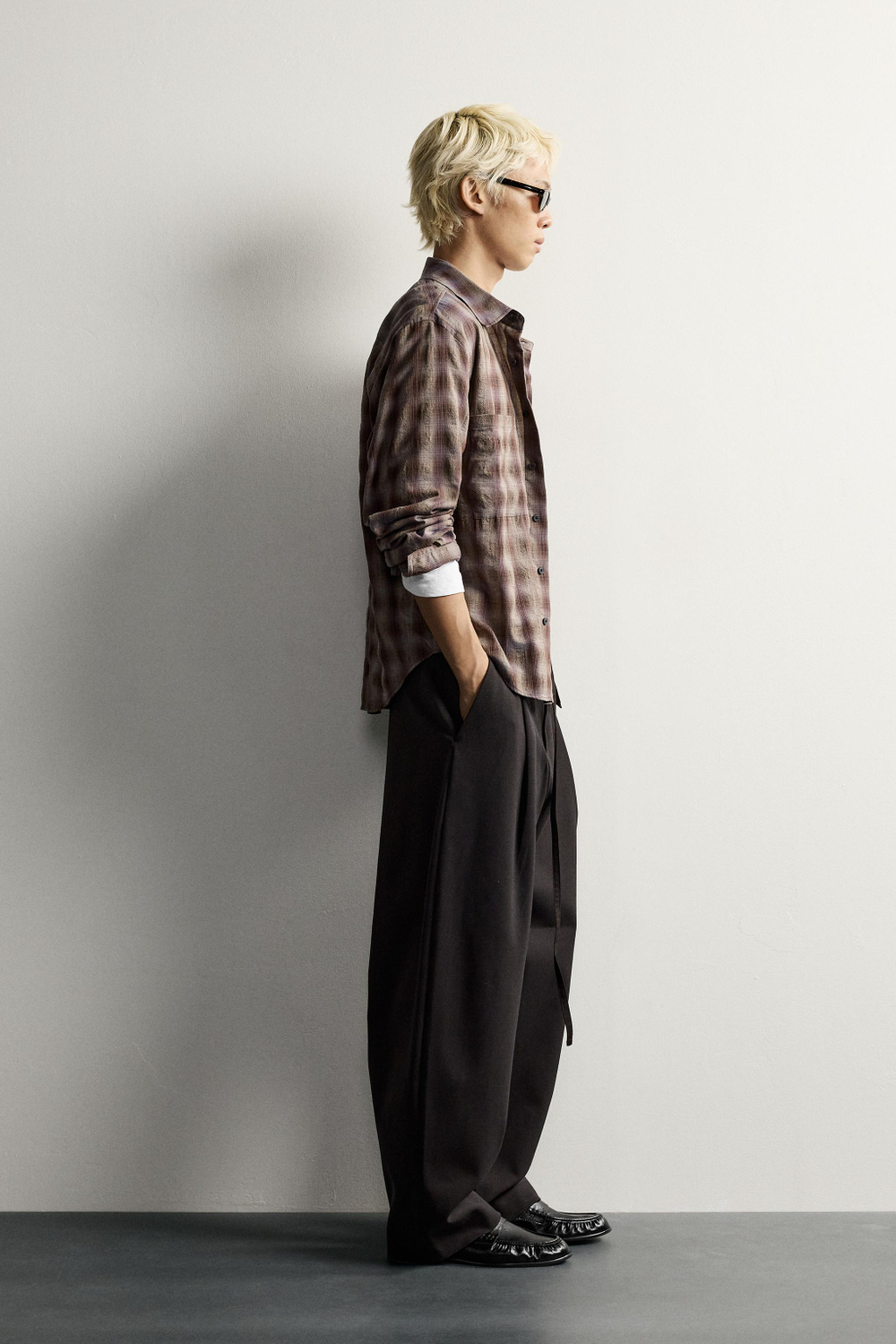 БРЮКИ BALLOON FIT С РЕМНЕМ И ЗАЩИПАМИ — ZARA