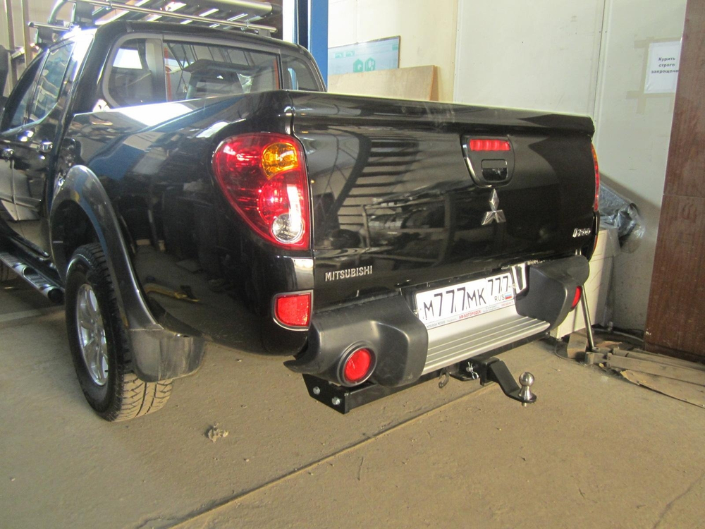 Фаркоп Mitsubishi L200 2006-2015 съемное крепление шара под американский квадрат FA 0648-E