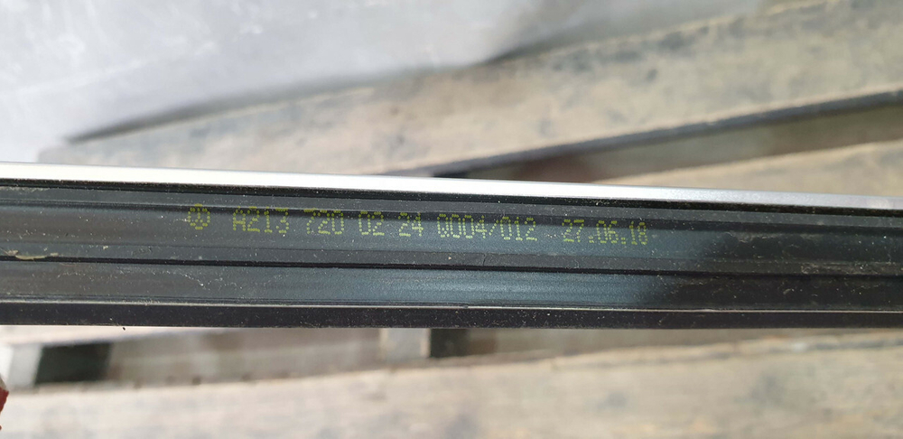 Молдинг двери передней правой Mercedes E (W213) 16-нв Б/У Оригинал A2137200224