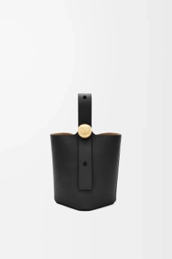 Loewe Мини-сумка-ведро Pebble из гладкой телячьей кожи, черный