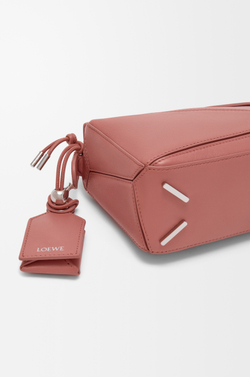 Loewe Сумка-мини Puzzle Featherlight из овечьей кожи наппа, красноватый