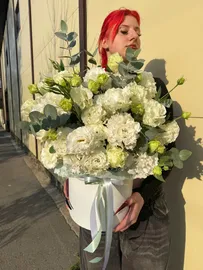 Белая эустома в коробке