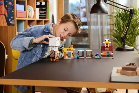 Конструктор LEGO Minecraft 21273 Нападение на деревню на призрачном воздушном шаре