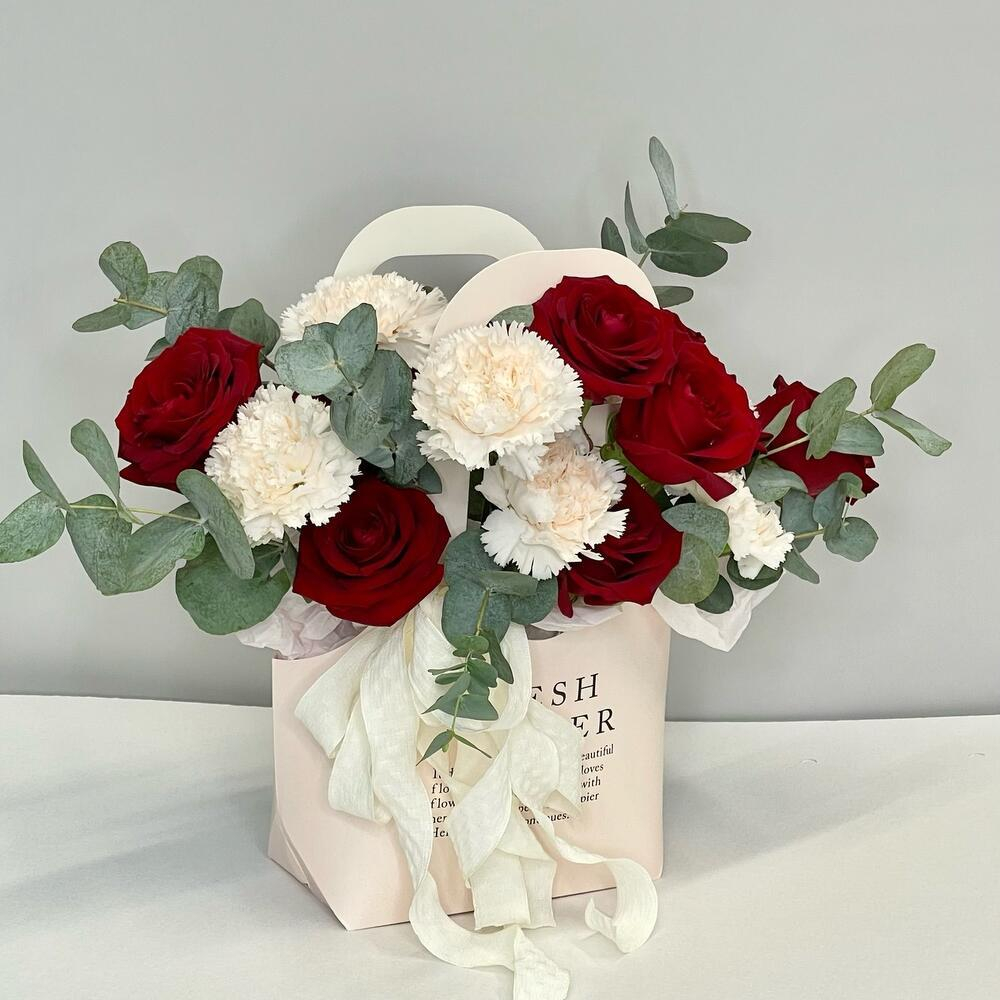 «Flower» композиция из красных роз ред наоми,кремовых диантусов и эвкалипта