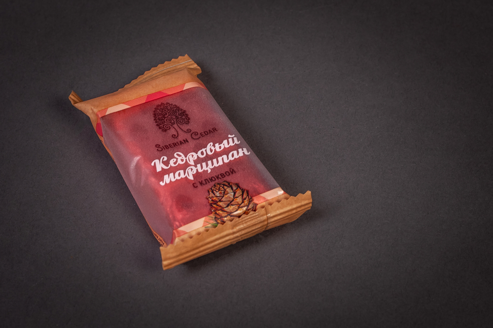Кедровый марципан с клюквой