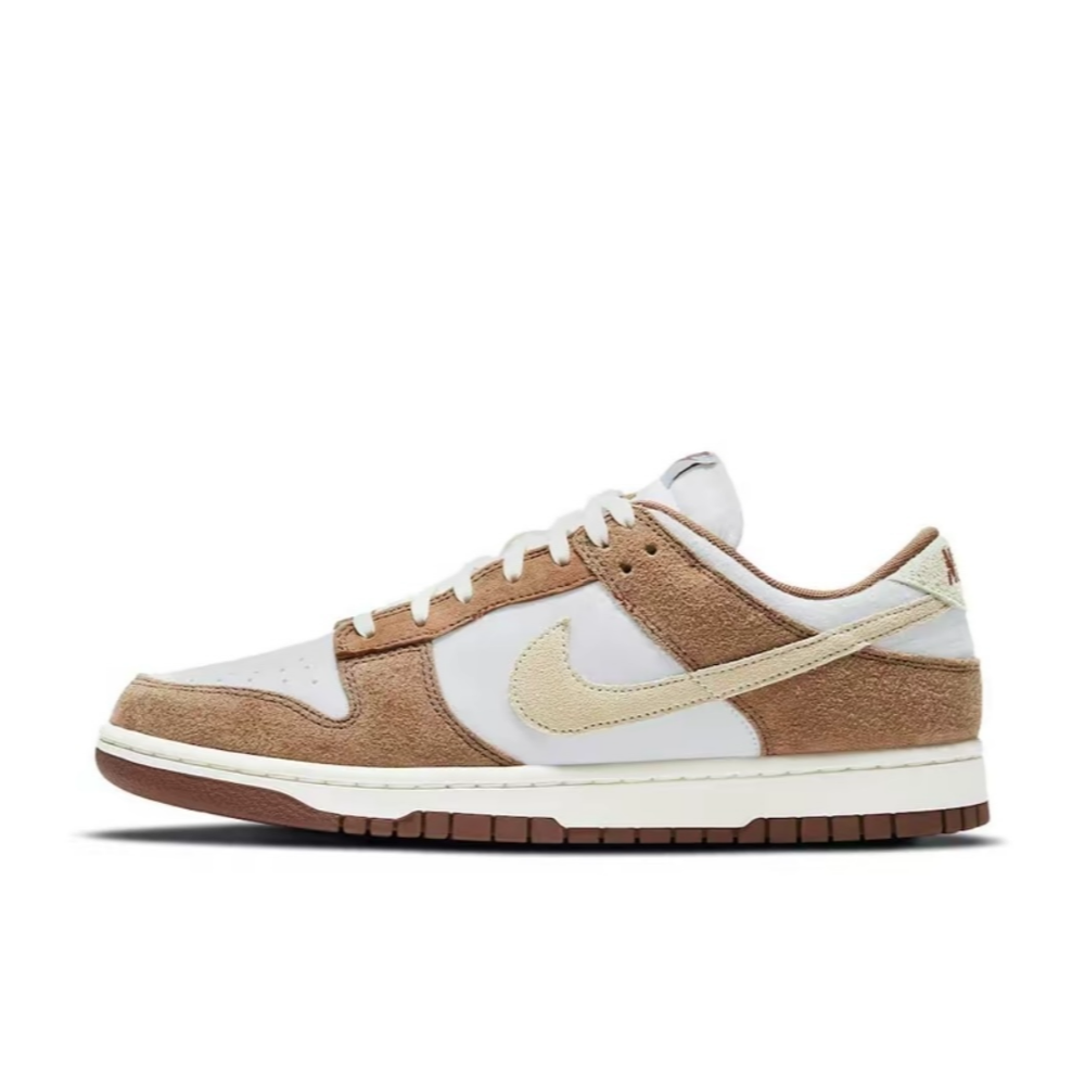 alt="Nike Dunk Low PRM Medium Curry DD1390-100 бежево-коричневые с ворсистой замшей вид сбоку на белом фоне"