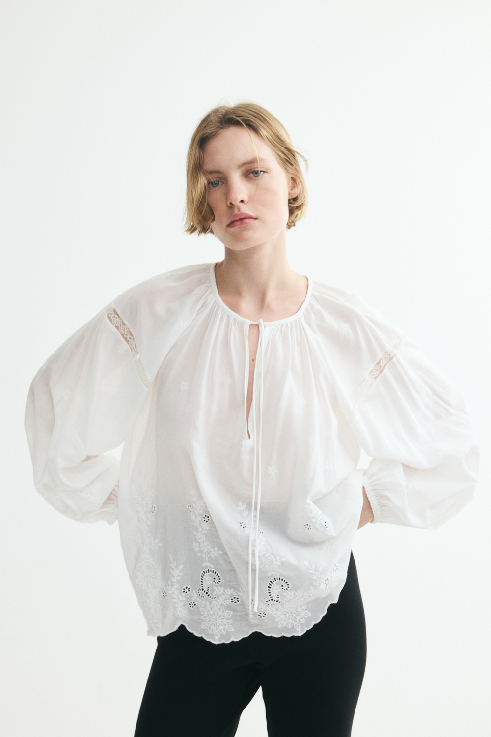 Блузка с вышивкой — круглый вырез - H&M