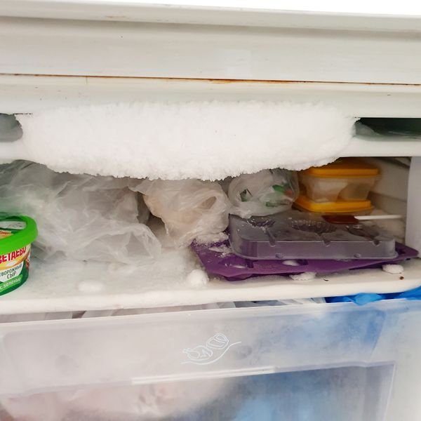 Вода под холодильником Indesit: почему это происходит и как устранить. Вода под холодильником Indesit: почему это происходит и как устранить.