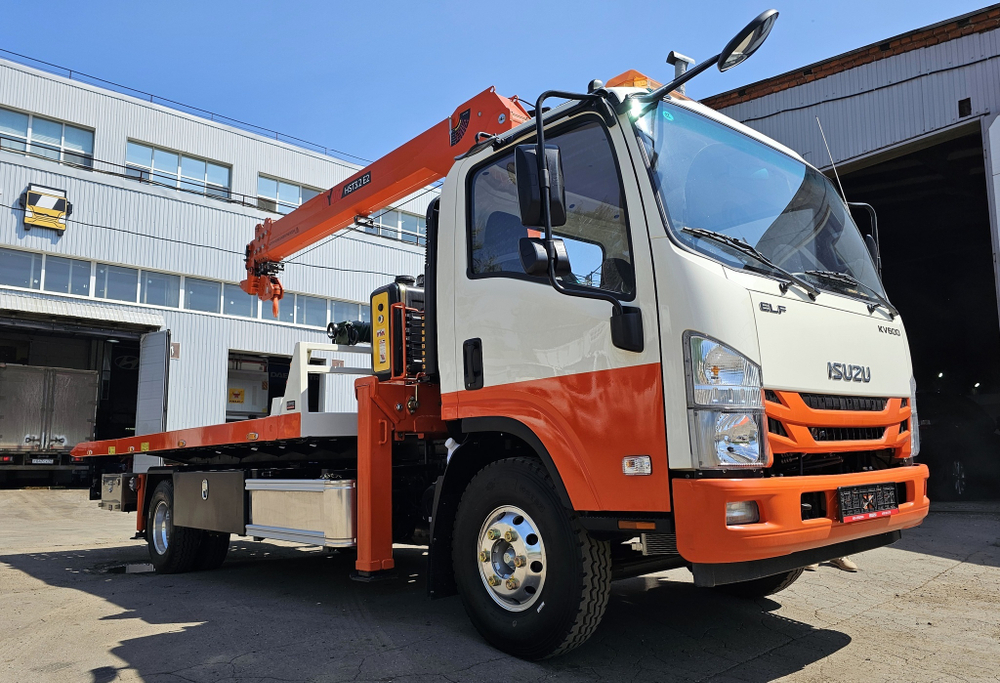 Эвакуаторная платформа 4.5 т с КМУ 3.2 т на шасси Isuzu Elf KV600