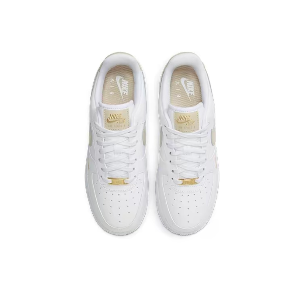 alt="Женские кроссовки Nike Air Force 1 с бежевыми вставками и золотым дюбре вид спереди"
