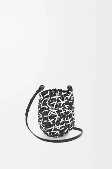 Loewe Маленькая сумка Nest Basket из телячьей кожи, черный/белый