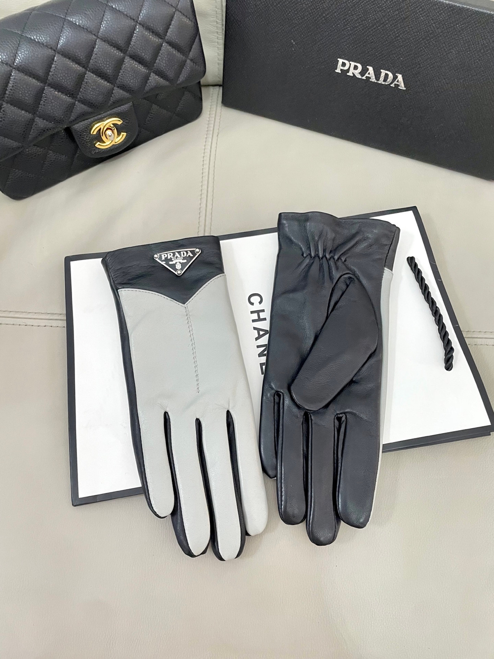 Женские перчатки Prada — серо-чёрные, с треугольным логотипом — фото 2