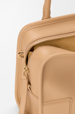 Loewe Маленькая сумка Amazona 180 из мягкой телячьей кожи, бежевый